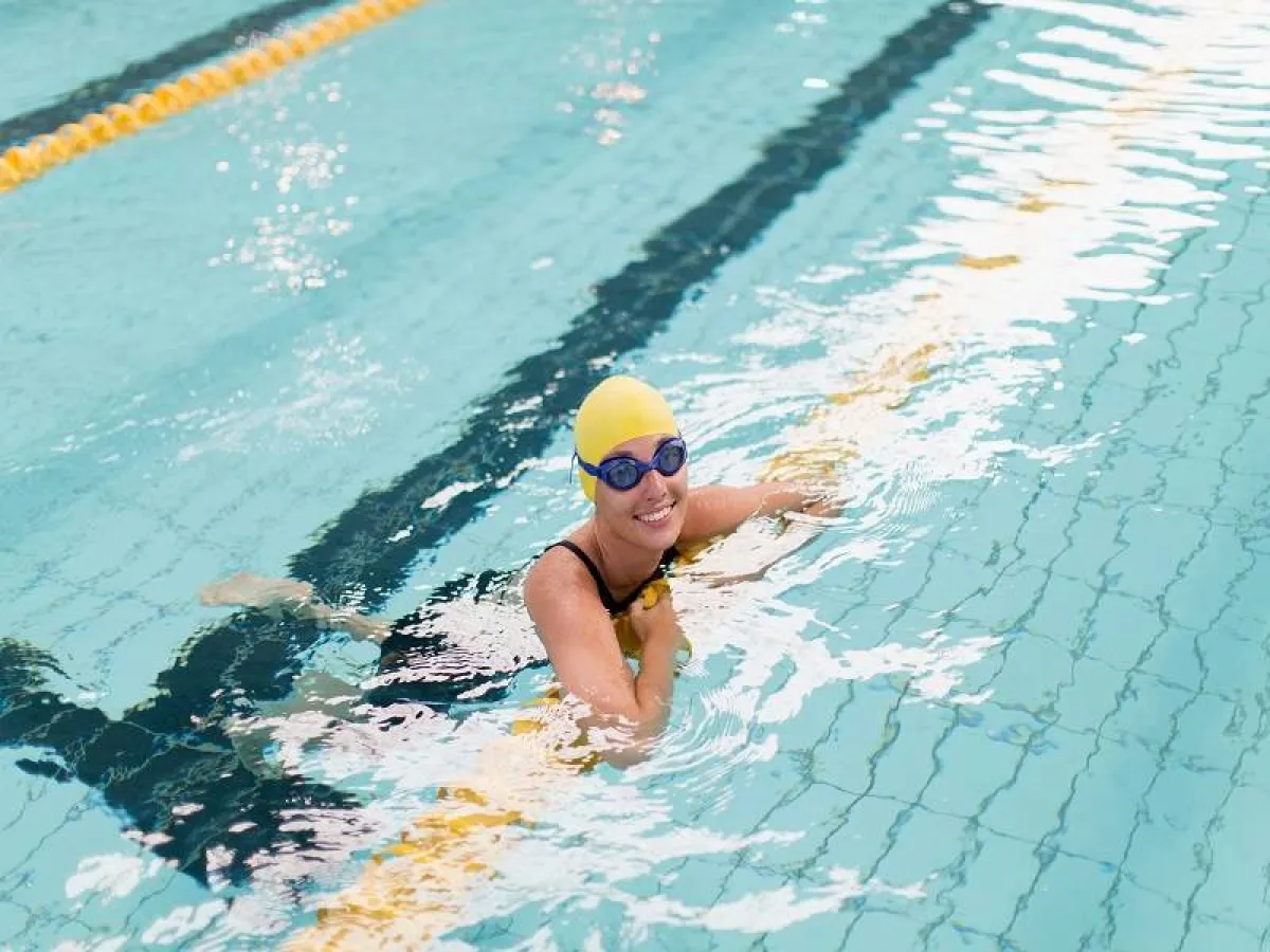 السباحة من أفضل أنواع الرياضة للنساء حيث تساعد على التخلص من التوتر