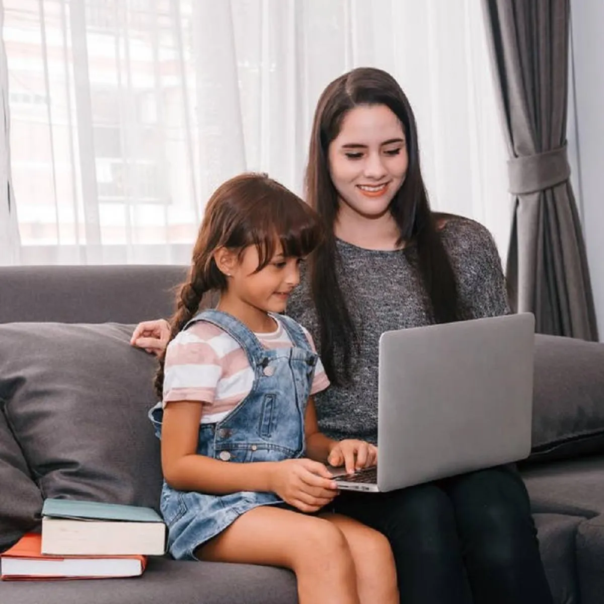 صورة لام وطفلتها