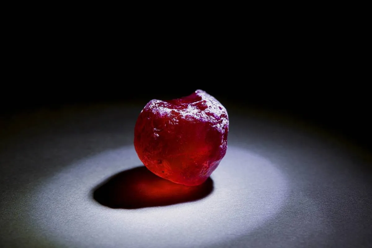 "إستريلا دي فيورا" أكبر حجر ياقوت في العالم