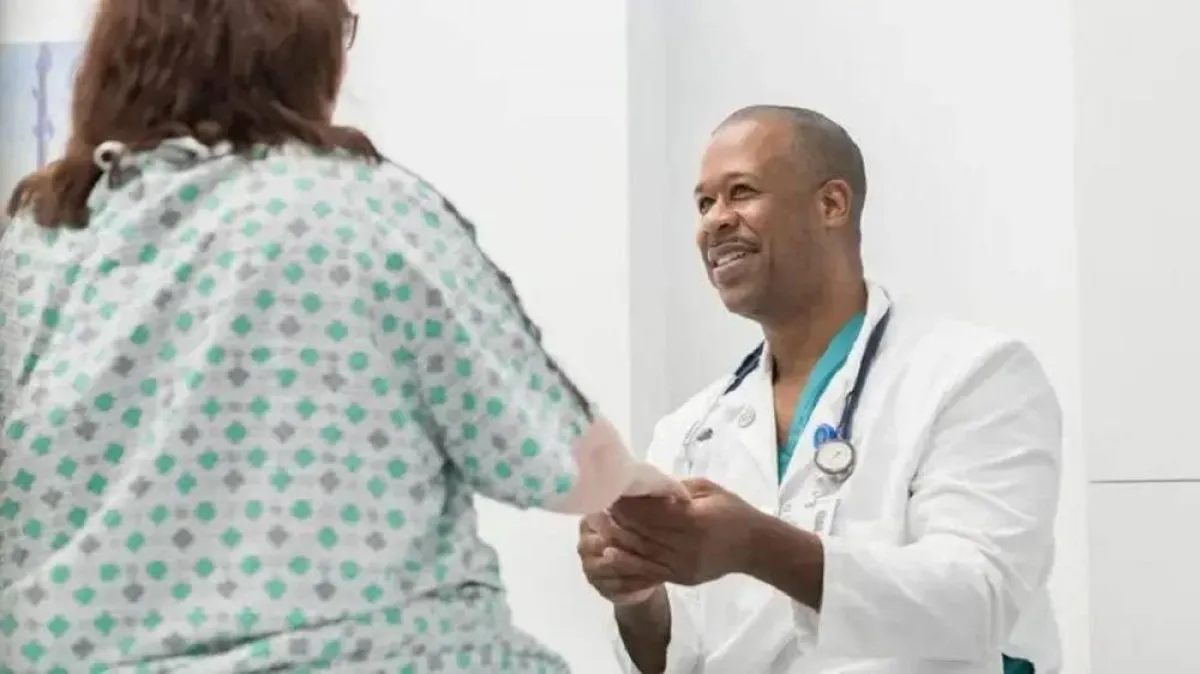 صورة الدكتور كارل ألامبي خلال الكشف على مريضة