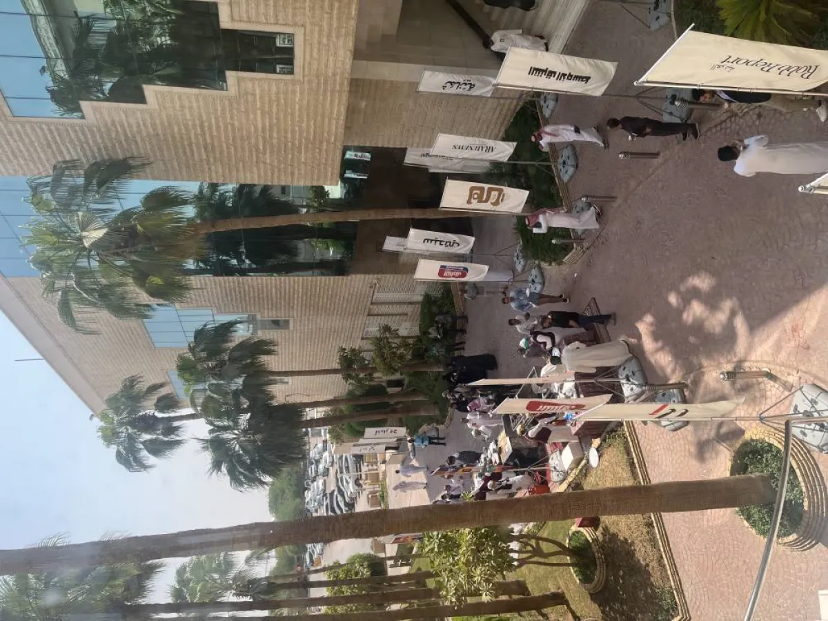 التجهيزات لليوم الوطني خارج المبنى 