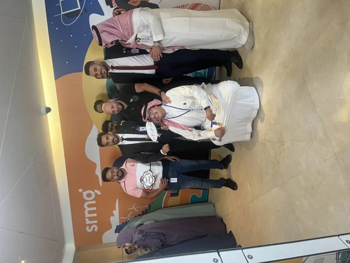 ركن التقط به الموظفين الصور التذكارية بهذة المناسبة