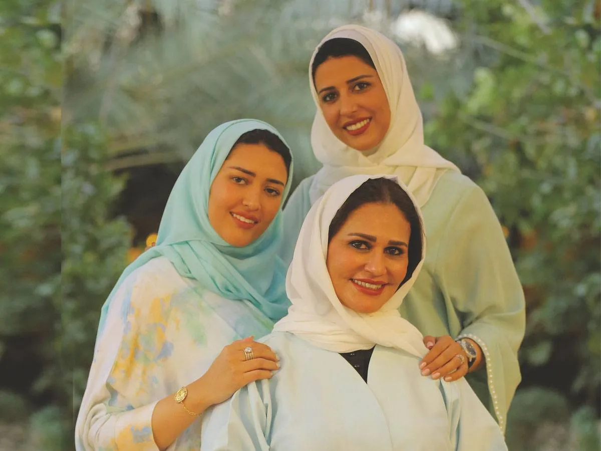 الكاتبة والناشطة تغريد الطاسان مع ابنتيها نورة وهند