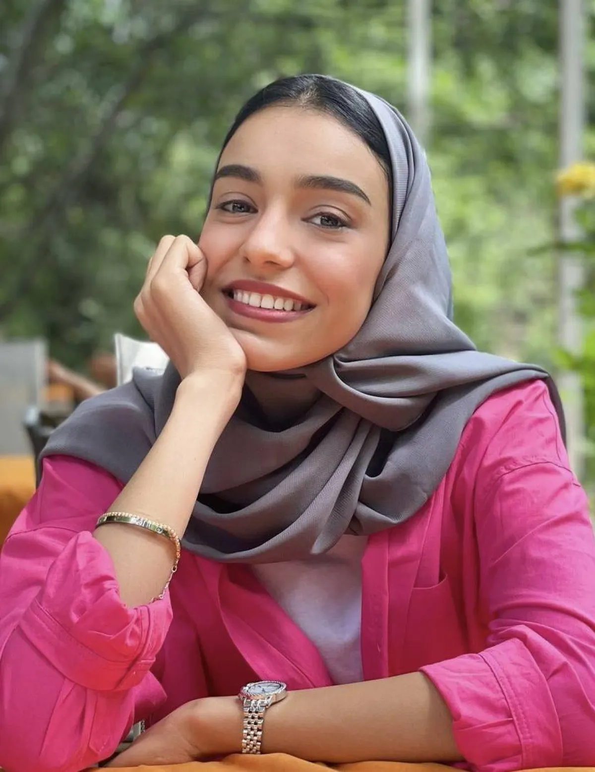 زينة عماد بحجاب تقليدي