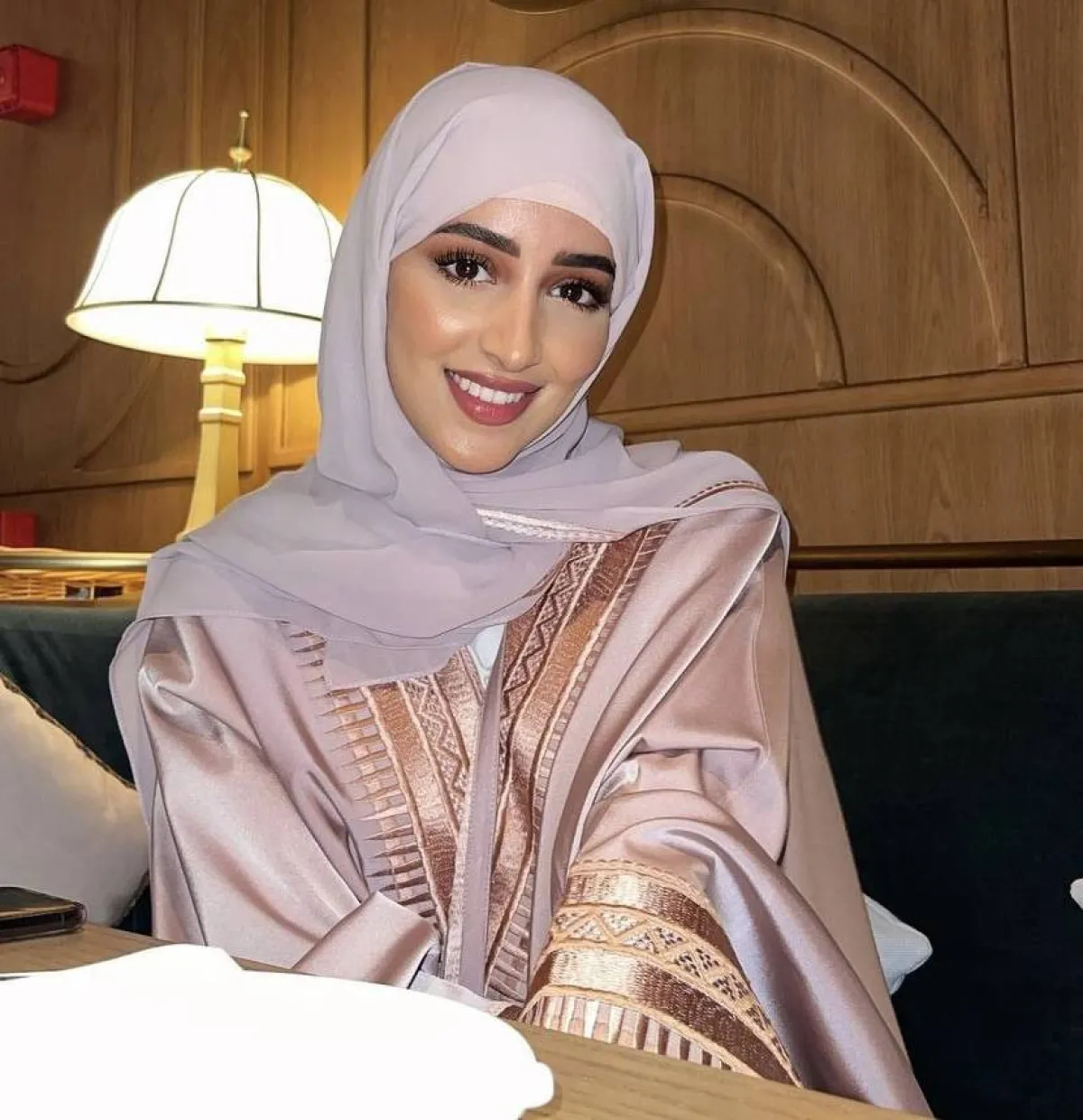 نجود مشعل بحجاب مناسب للعباية