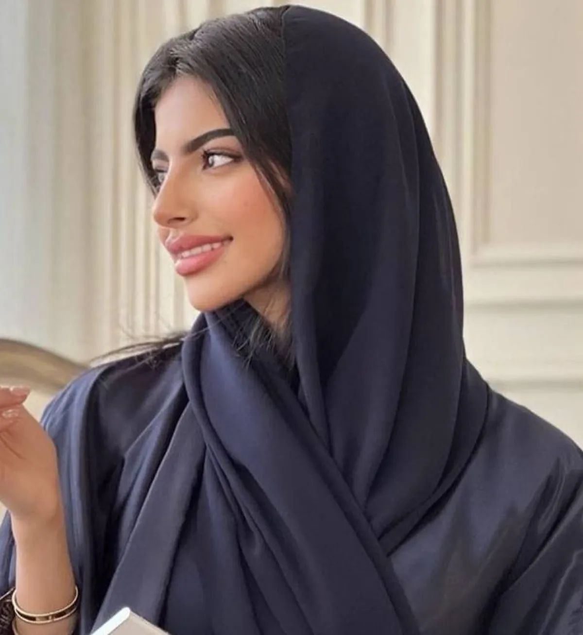 شهد الزهراني بحجاب منسدل على الكتفين