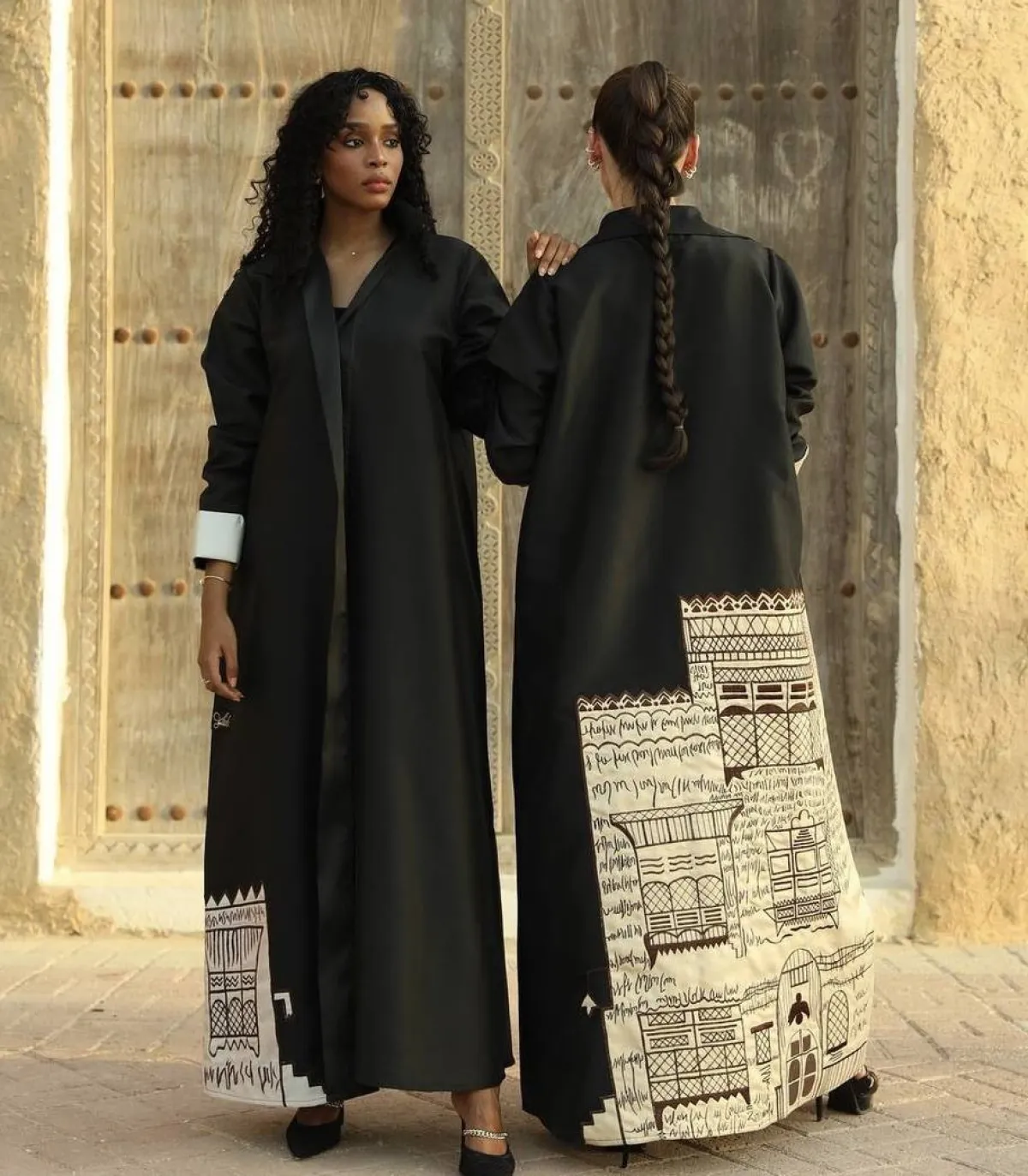 عباية مستوحاة من الفن المعماري الحجازي