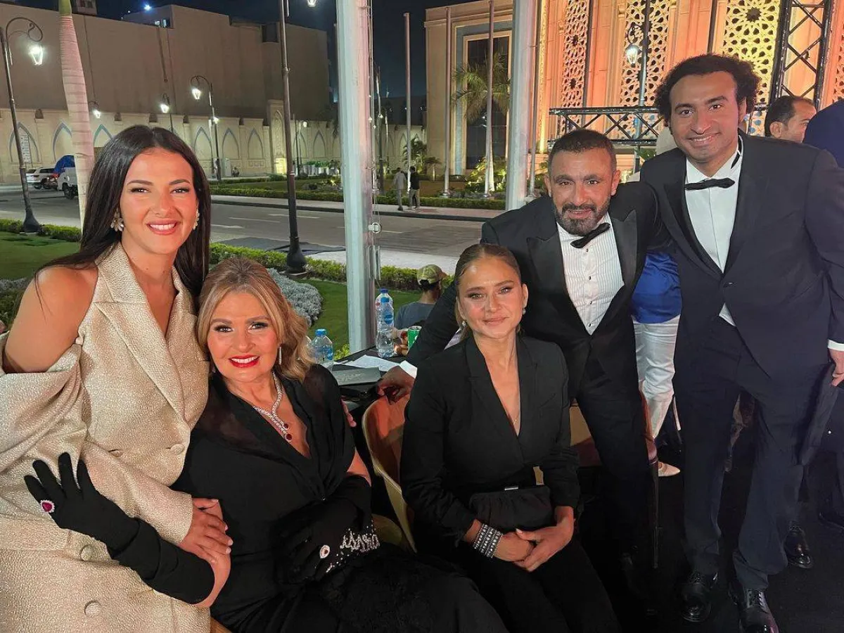 دنيا سمير غانم مع يسرا ونيللي كريم وأحمد السقا وعلي ربيع من حفل مهرجان القاهرة للدراما - صورة من صفحتها على انستجرام
