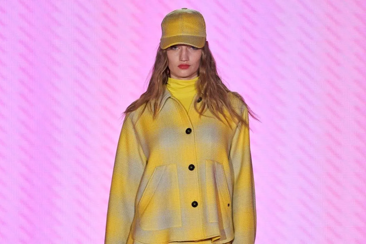 إطلالات خريفية باللون الأصفر