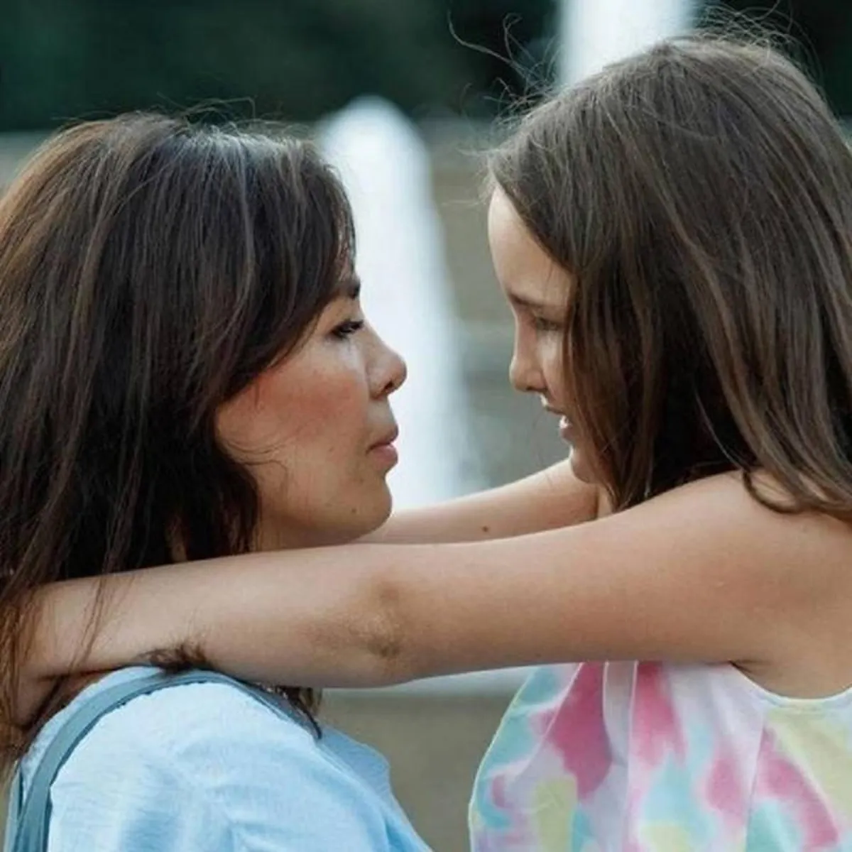 صورة لطفلة وأمها