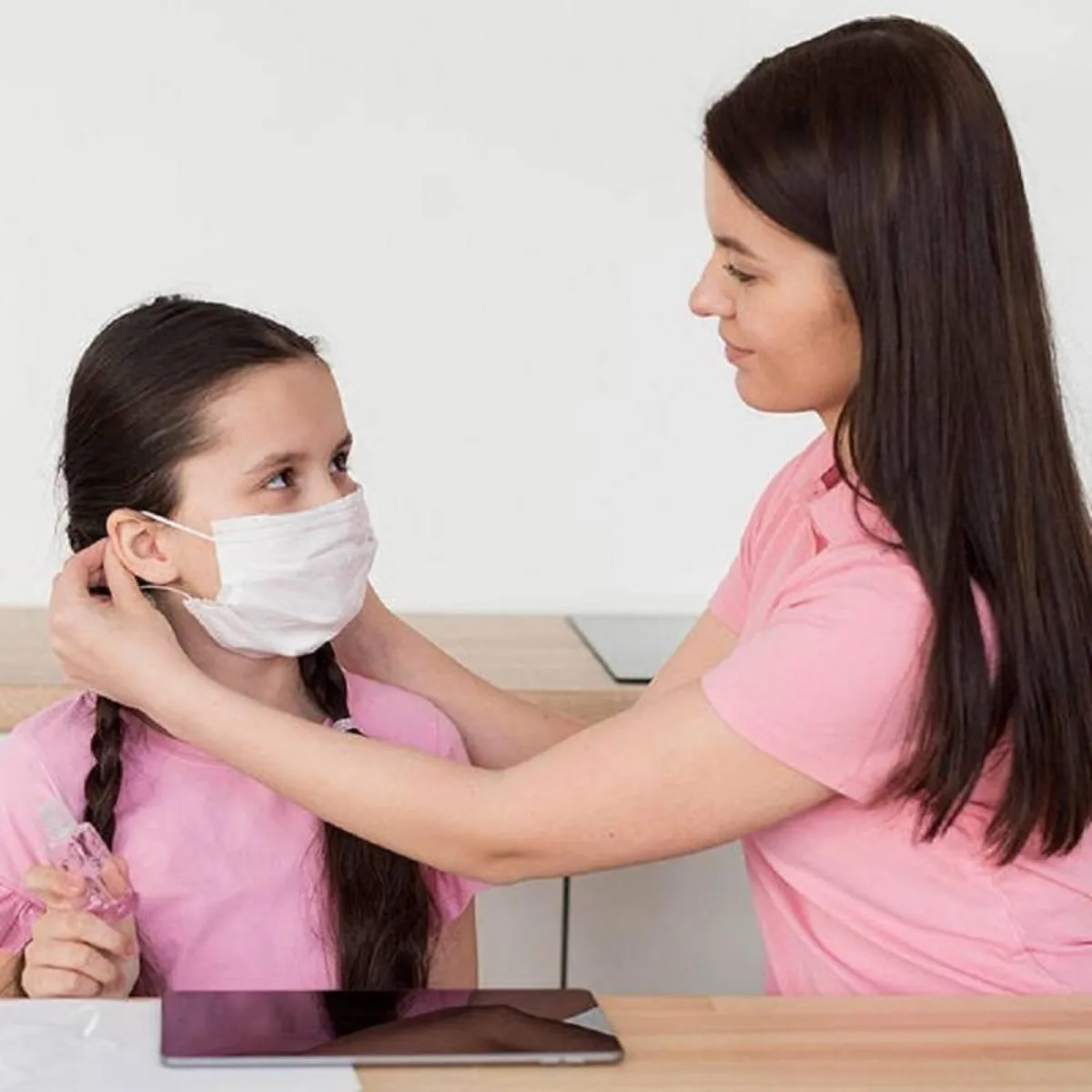 صورة لطفلة وأمها