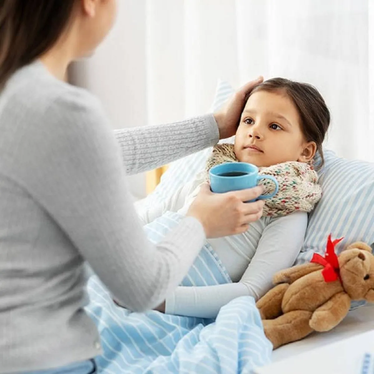 صورة لطفلة مريضة وأمها