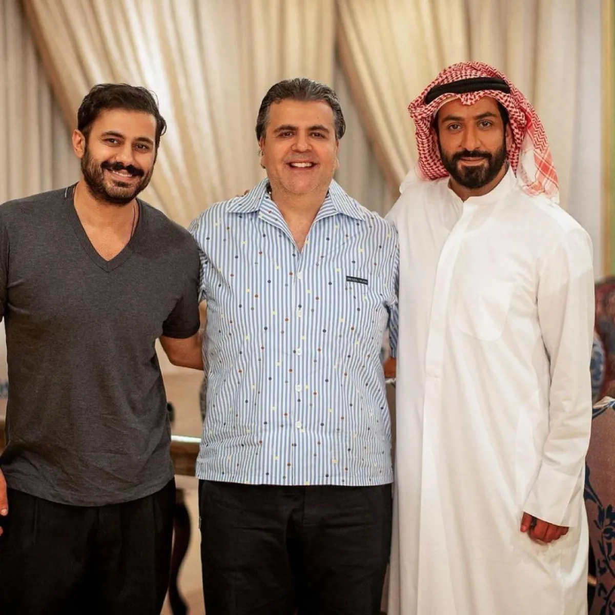 جمال سنان برفقة عبد الله بوشهري ومحمود بوشهري - صورة من صفحته الرسمية على انستغرام