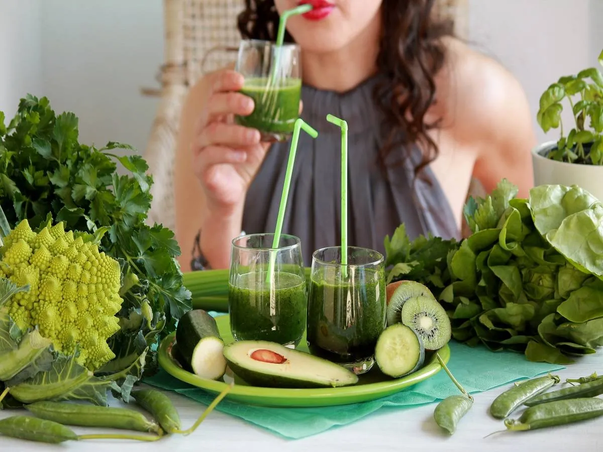 صورة لحامل تتناول العصير