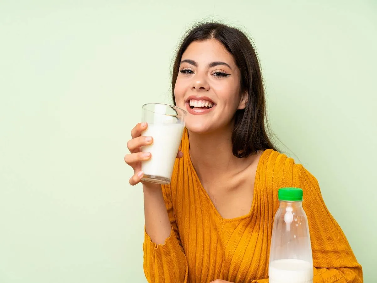 صورة لحامل تتناول الحليب