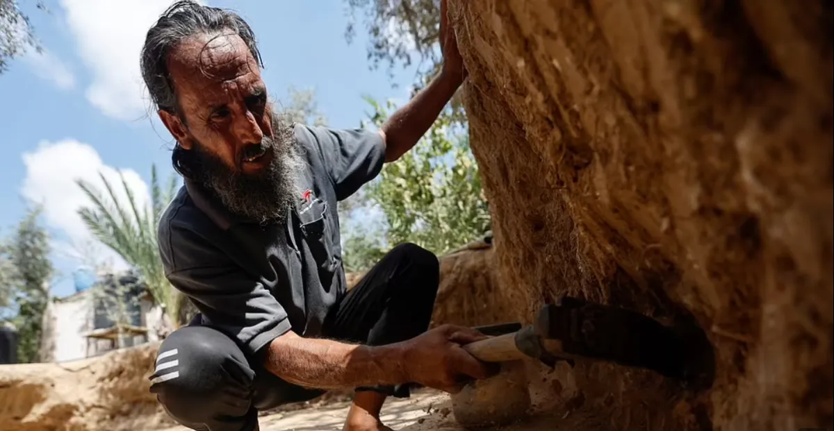 مزارع فلسطيني يكتشف كنزا في بستان الزيتون يعود تاريخه للفترة ما بين القرن الخامس والسابع الميلادي - الصورة من dailymail