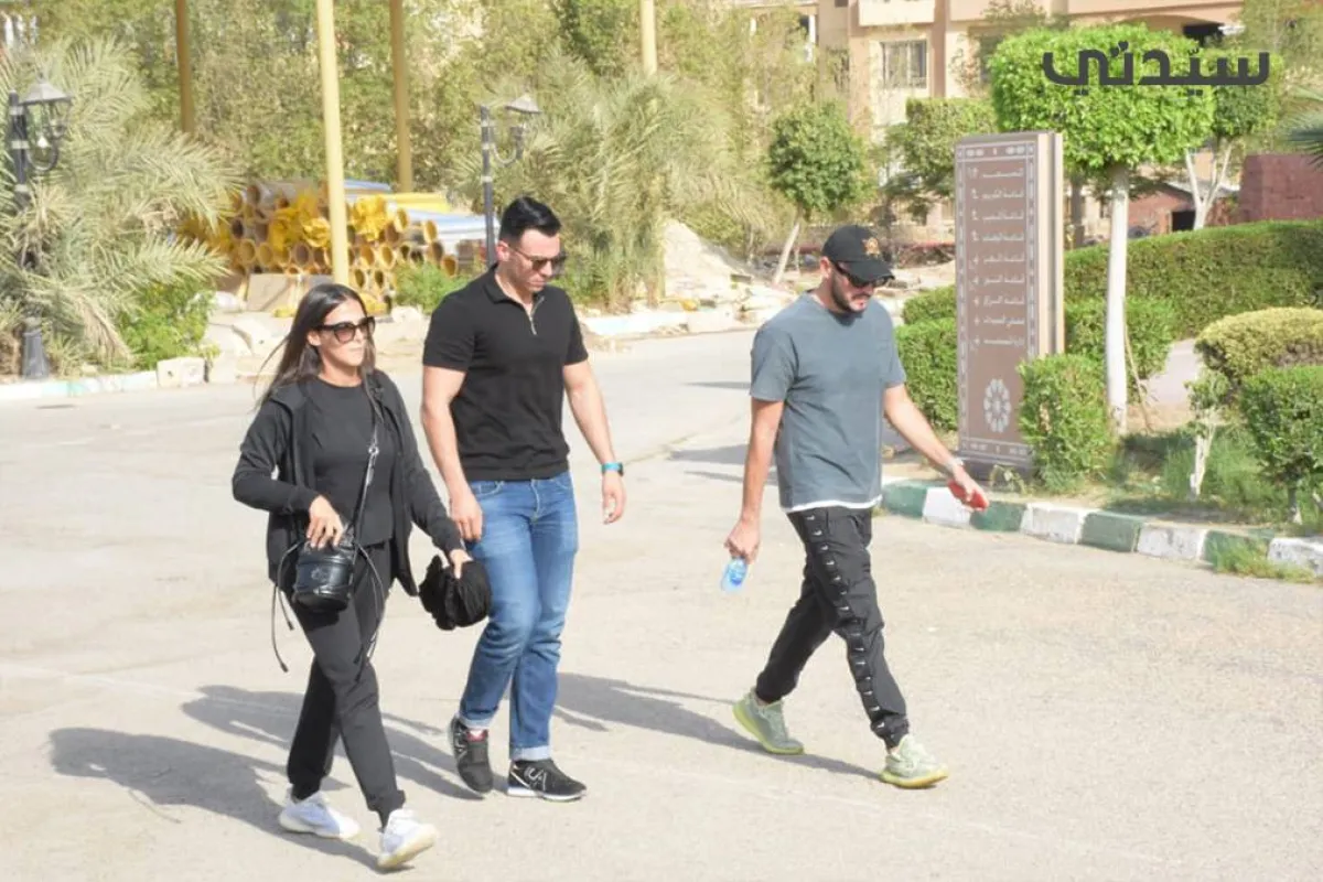 دنيا سمير غانم وزوجها رامي رضوان من عزاء الراحل هشام سليم - تصوير محمد العربي