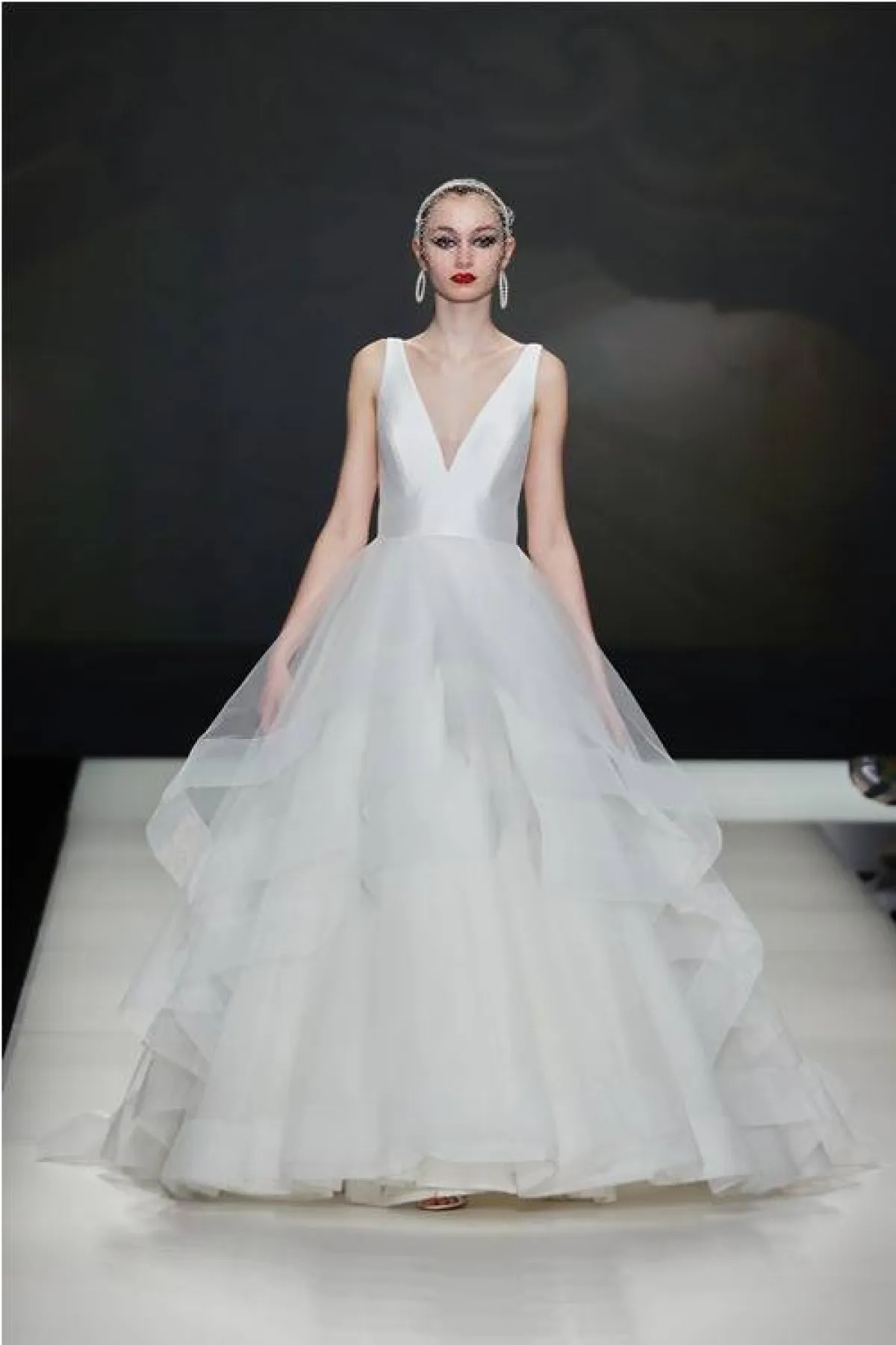 فستان زفاف مع ياقة على شكل V من موديكا Modeca