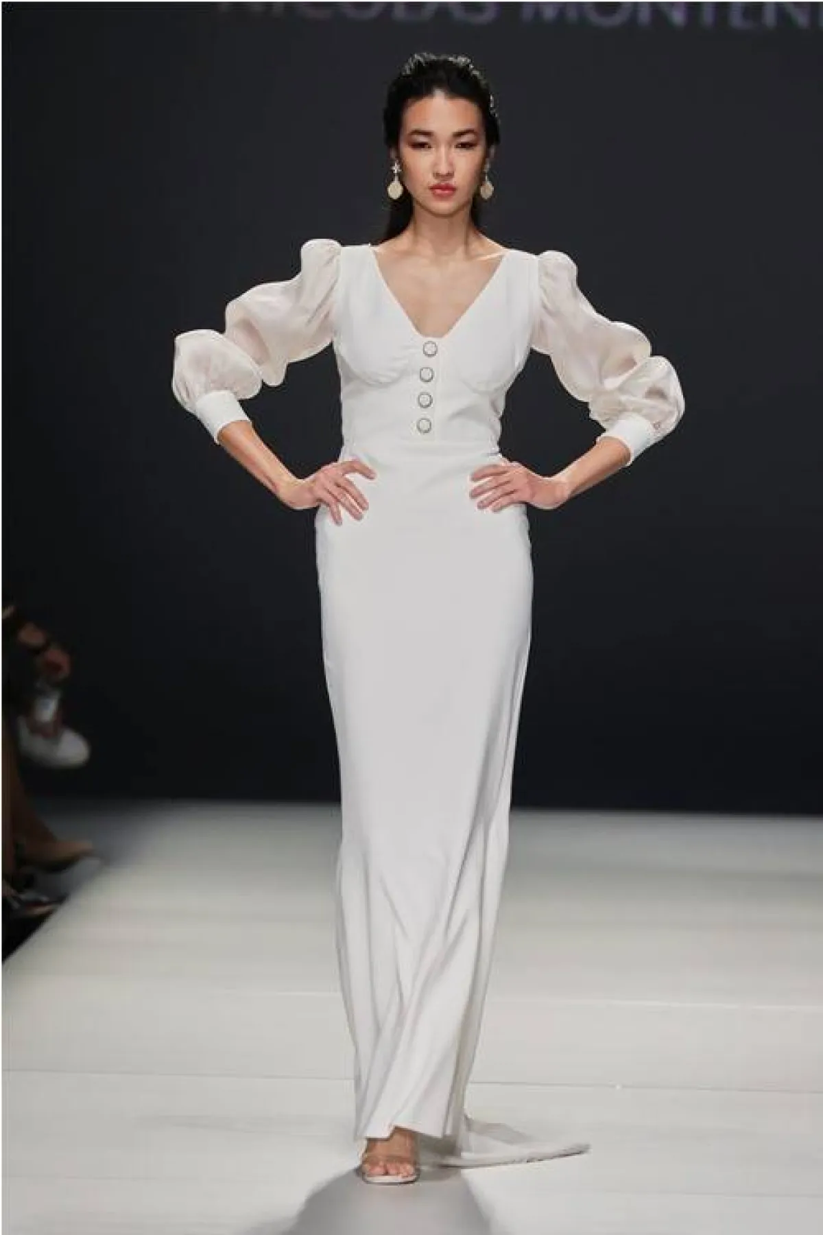 فستان زفاف مع ياقة على شكل V من نيكولاس مونتينيغرو Nicolas Montenegro