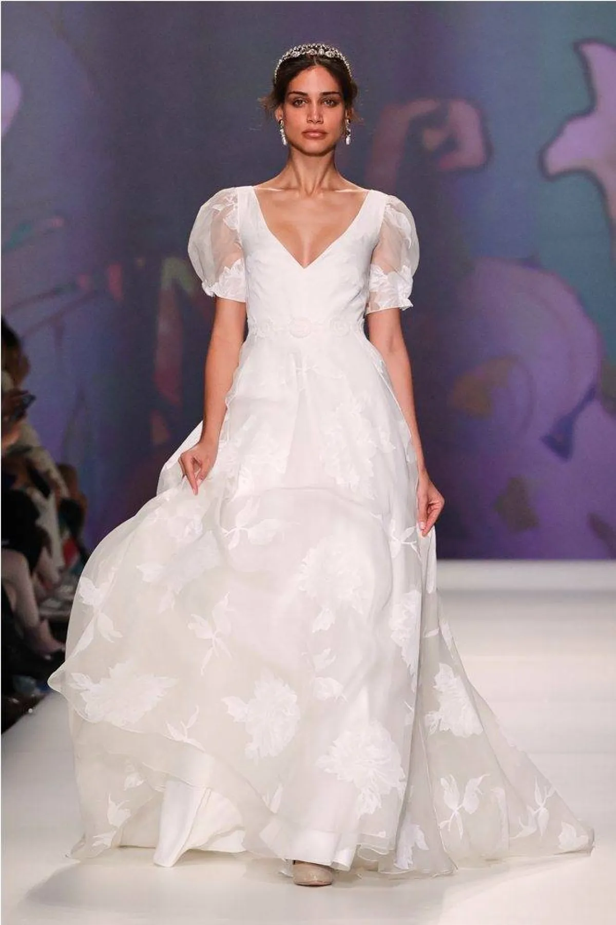 فساتين زفاف مع ياقة على شكل V من عروض ربيع وصيف 2023 من مور More