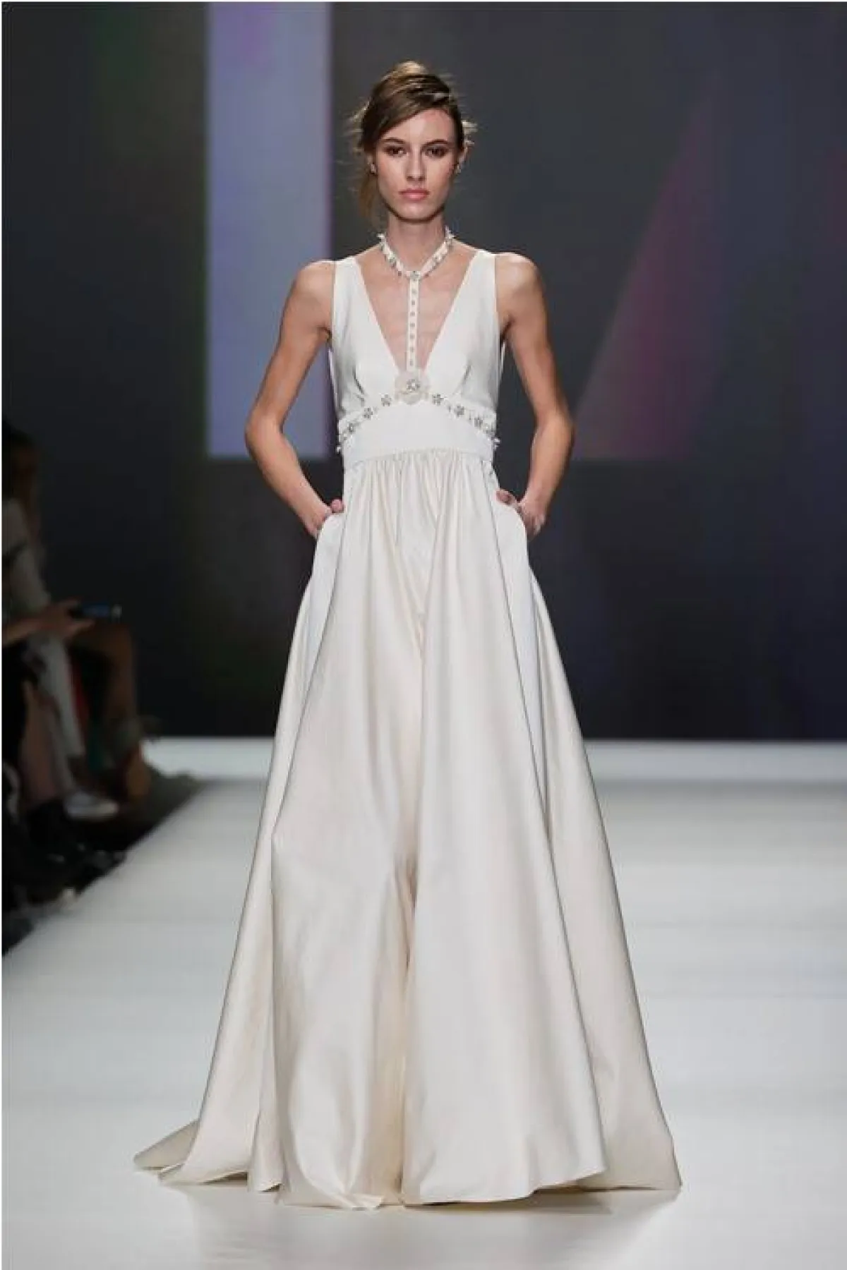 فستان زفاف مع ياقة على شكل V من بوييزي سبازا Poesie Spasa