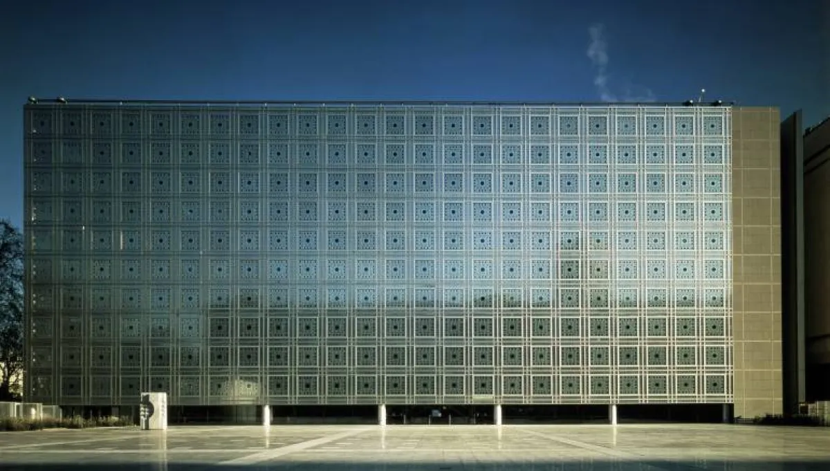 مبنى  معهد العالم  العربي بباريس  الصورة من موقع المعهد على الانترنت