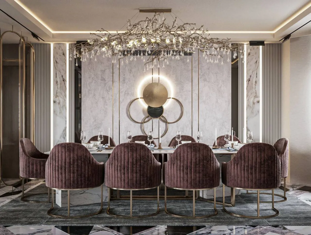 نجفة مميزة متدلّاة من سقف غرفة الطعام