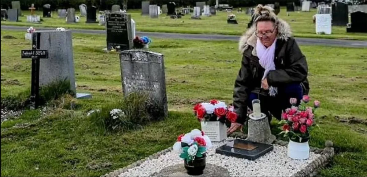  زيارة قبر خاطئ لوالدها 