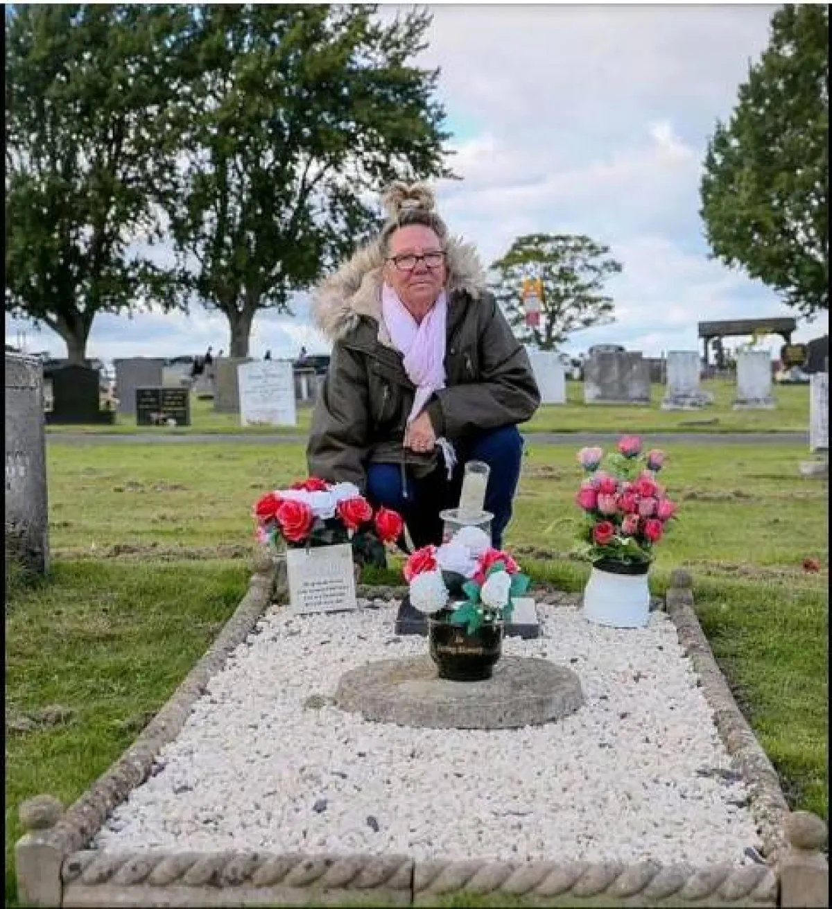  زيارة قبر خاطئ لوالدها 