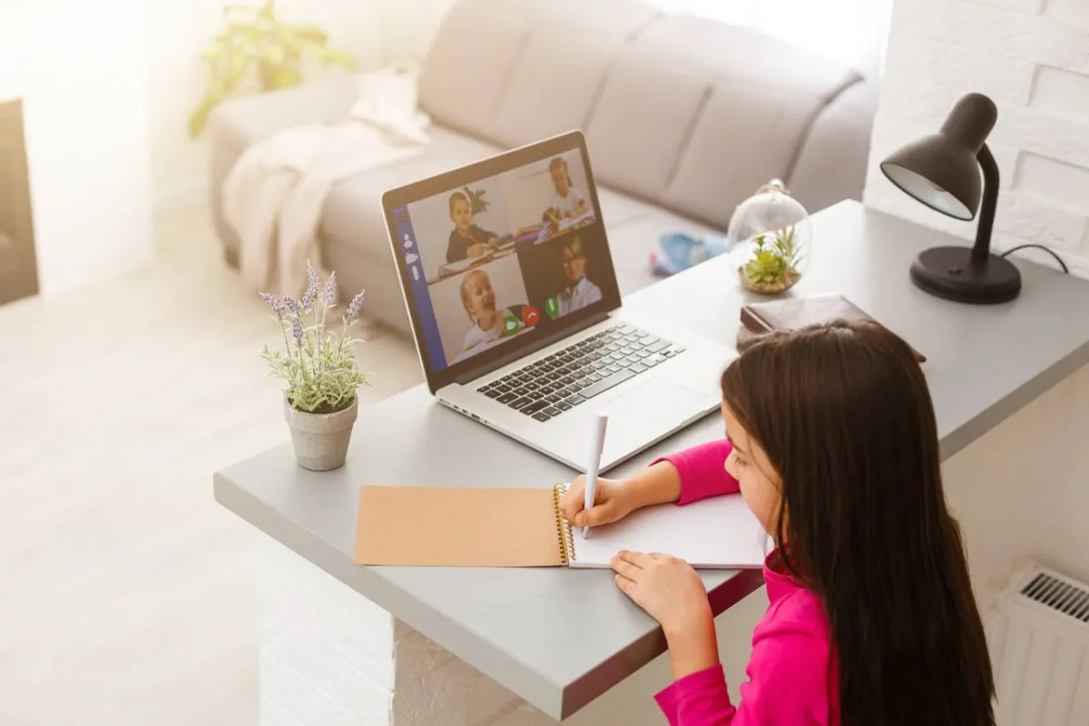 طفلة تتواصل مع أطفال حول العالم