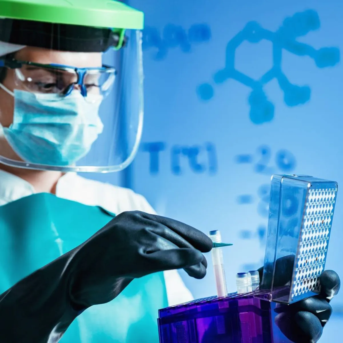 صورة لطبيب بالمعمل