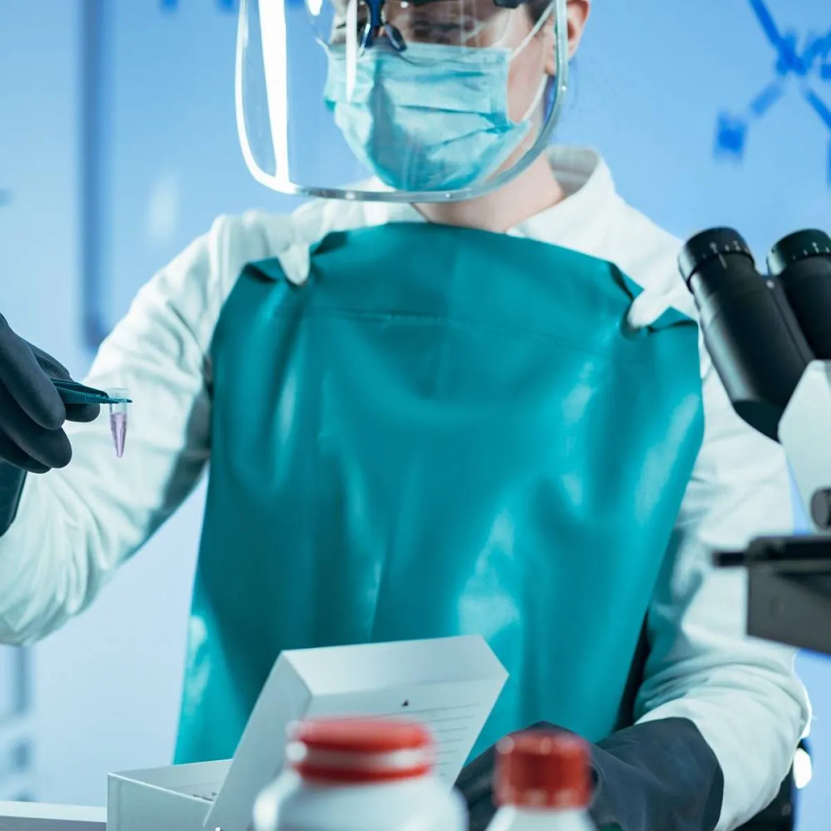 صورة لطبيب بالمعمل