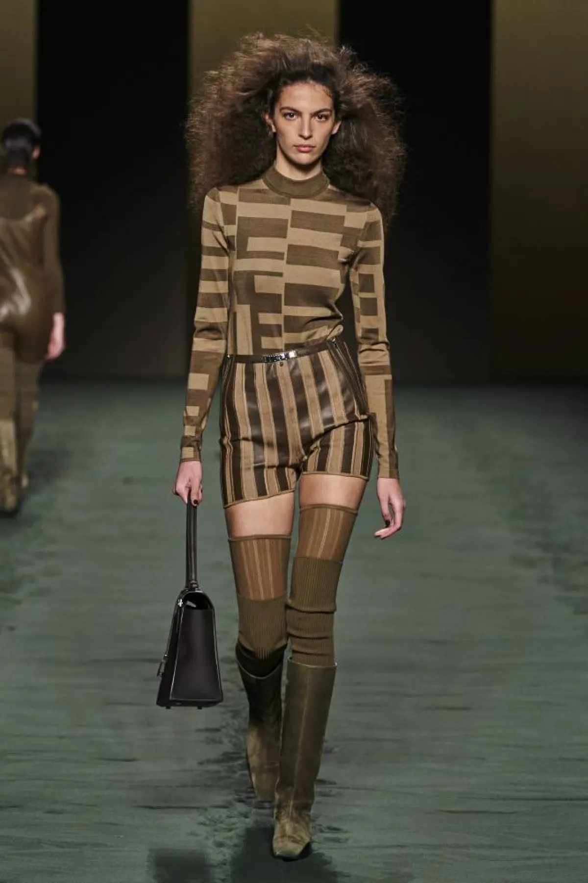 موضة الأزياء المقلّمة في عروض خريف وشتاء 2022-2023