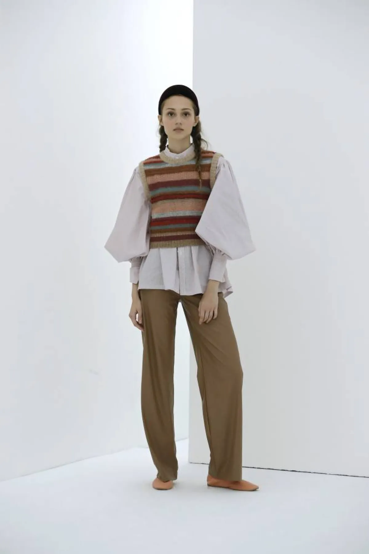 موضة الأزياء المقلّمة في عروض خريف وشتاء 2022-2023