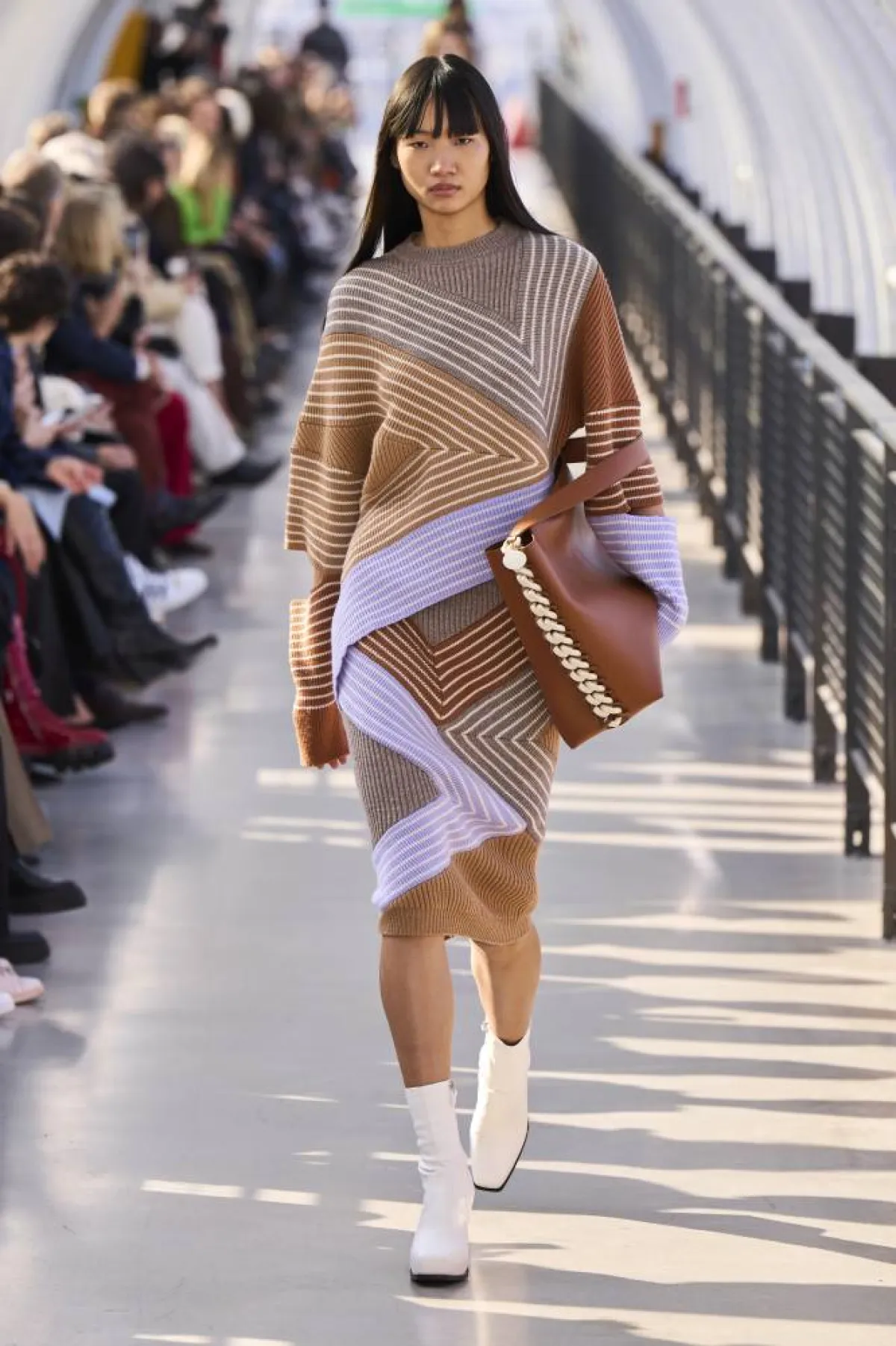 موضة الأزياء المقلّمة في عروض خريف وشتاء 2022-2023