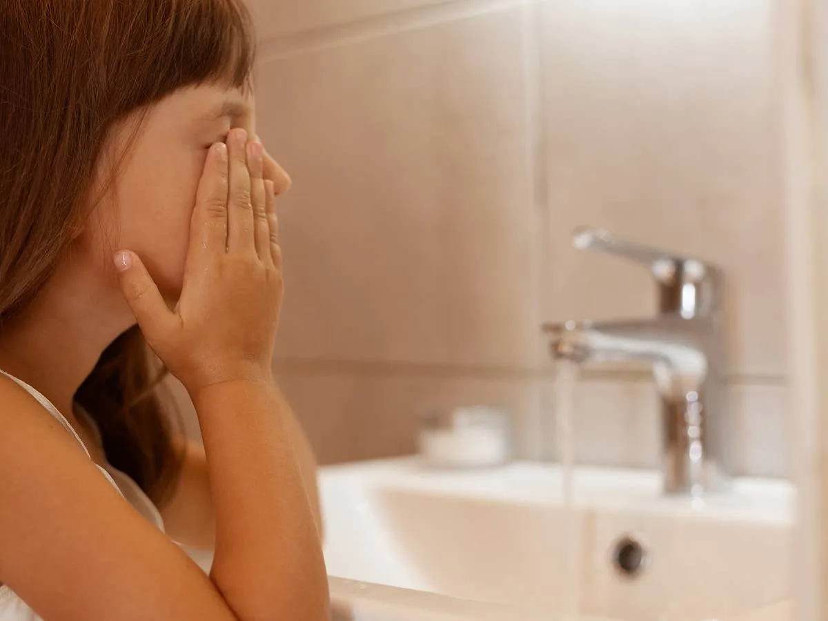 صورة لطفلة تغسل وجهها 