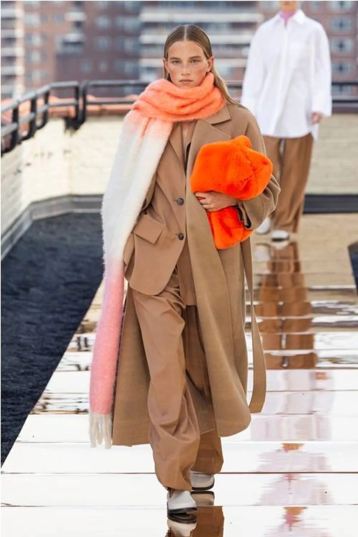 تنسيق اللون البني لخريف 2022 من كوس Cos