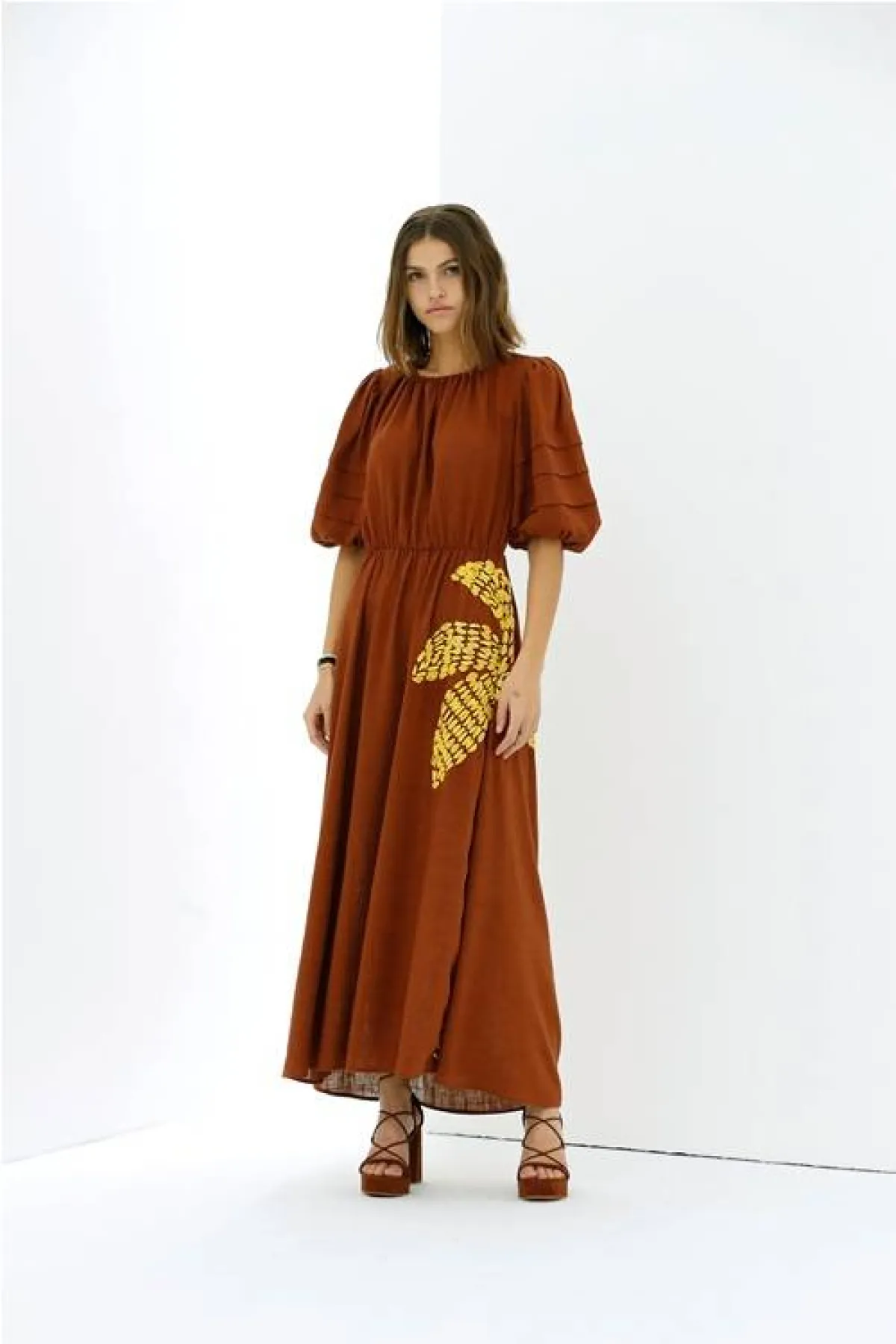 تنسيق اللون البني لخريف 2022 من أفيك ستوديو Avec Studio