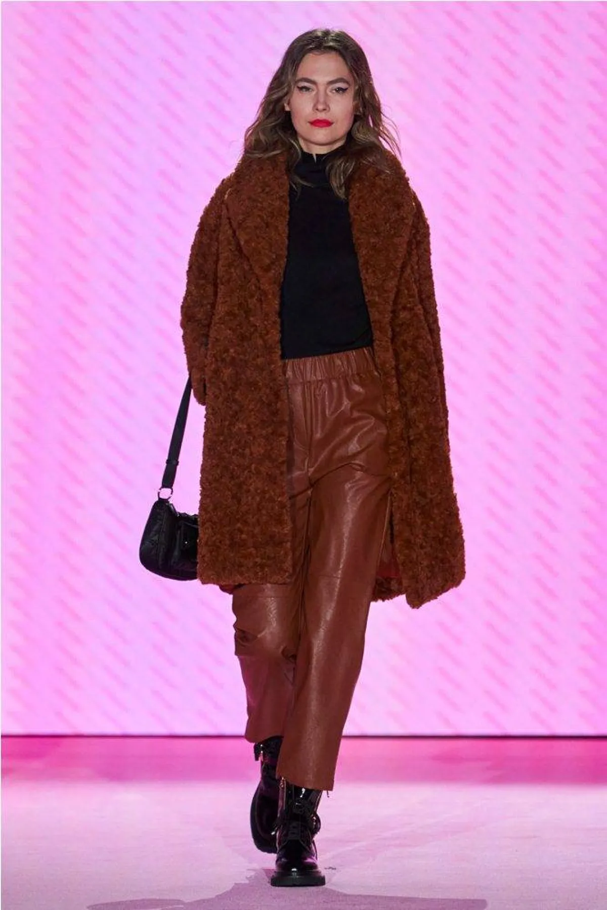 طرق تنسيق اللون البني لخريف 2022 من مارك كين Marc Cain