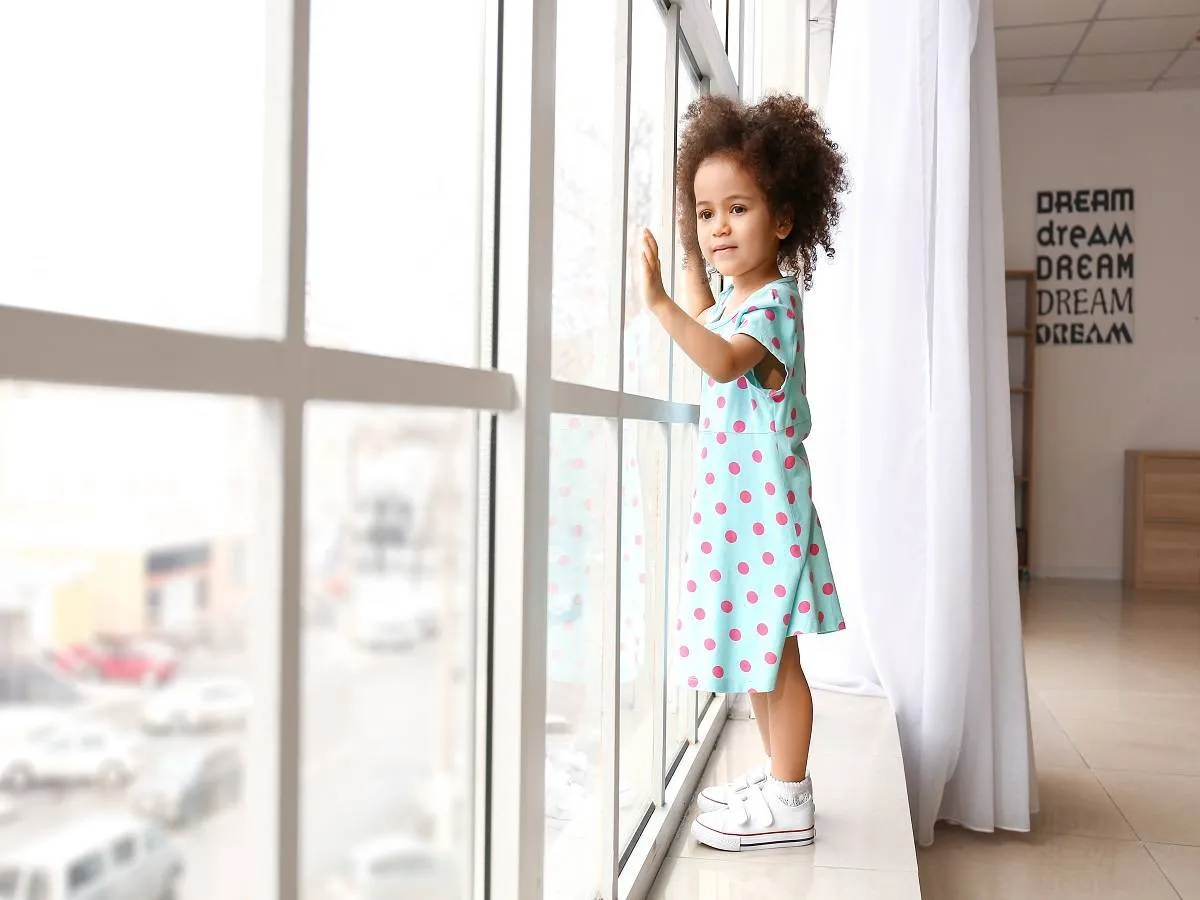 صورة لطفلة تنظرمن النافذة 