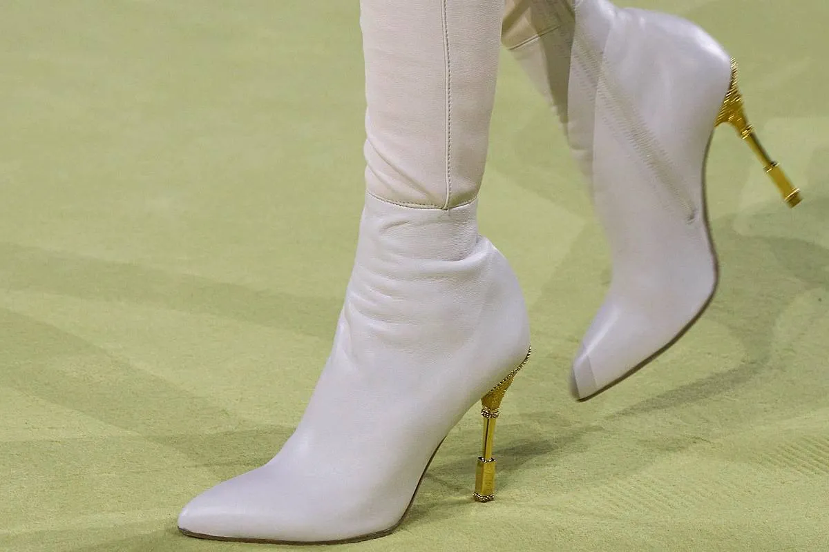 تنسيق البوت الأبيض في إطلالاتك الشتوية