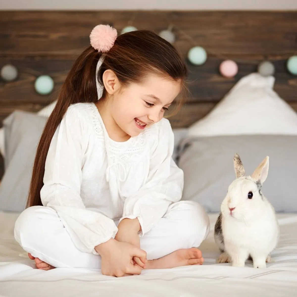 صورة لطفلة وأرنب