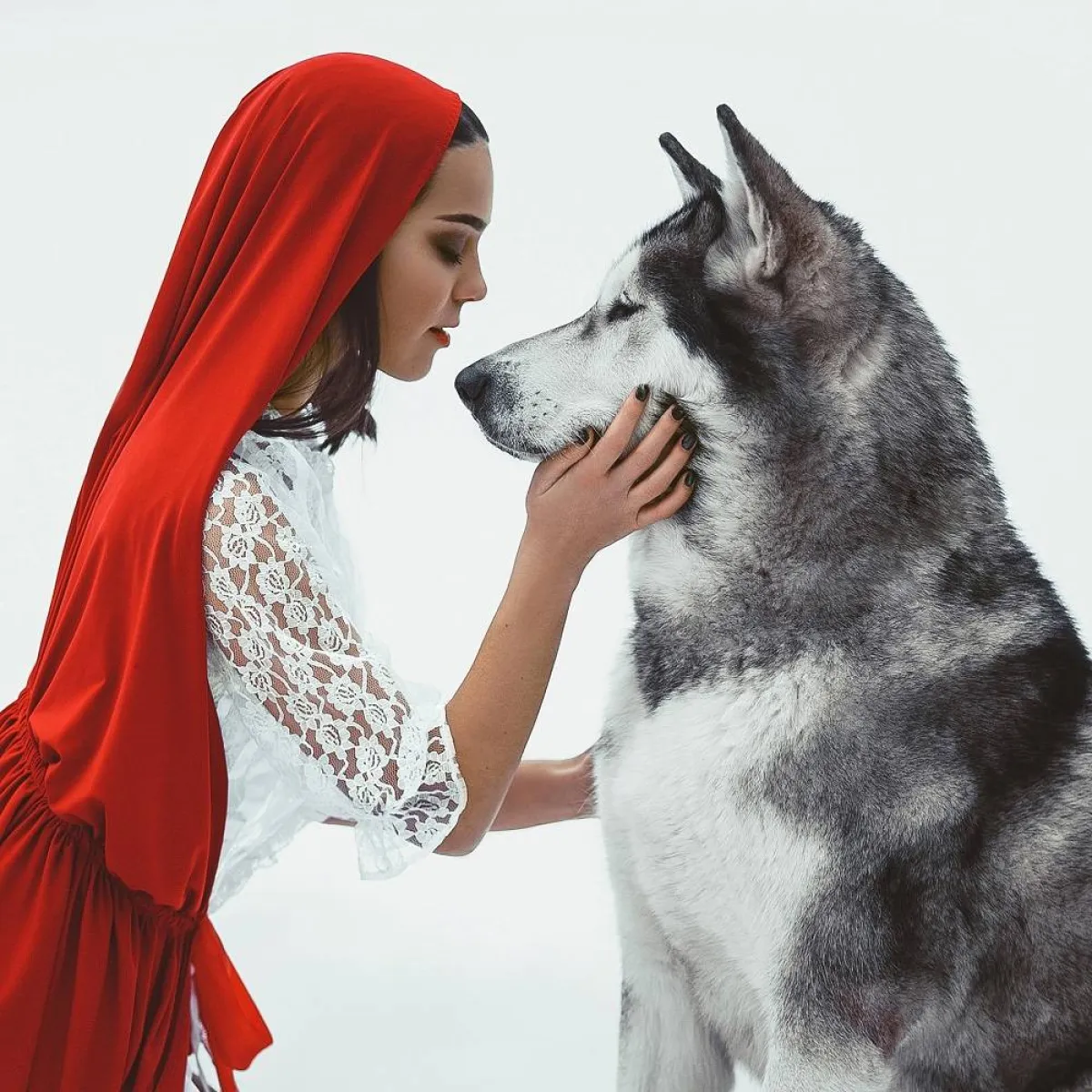 صورة لطفلة وذئب