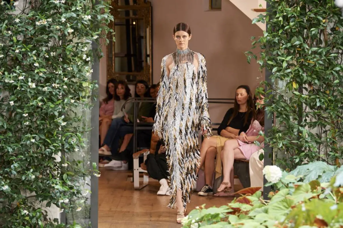  فساتين سهرة برّاقة من عروض الأزياء الراقية خريف 2022