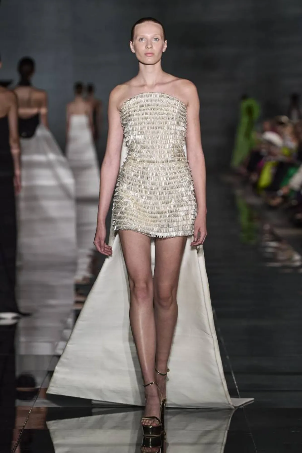  فساتين سهرة برّاقة من عروض الأزياء الراقية خريف 2022