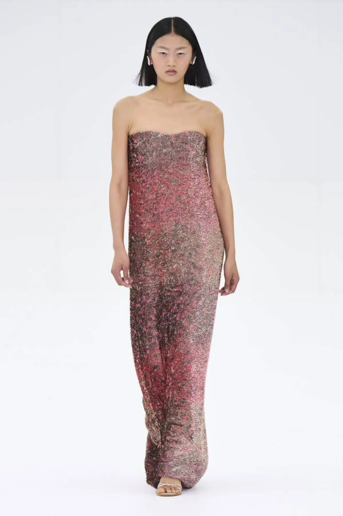  فساتين سهرة برّاقة من عروض الأزياء الراقية خريف 2022