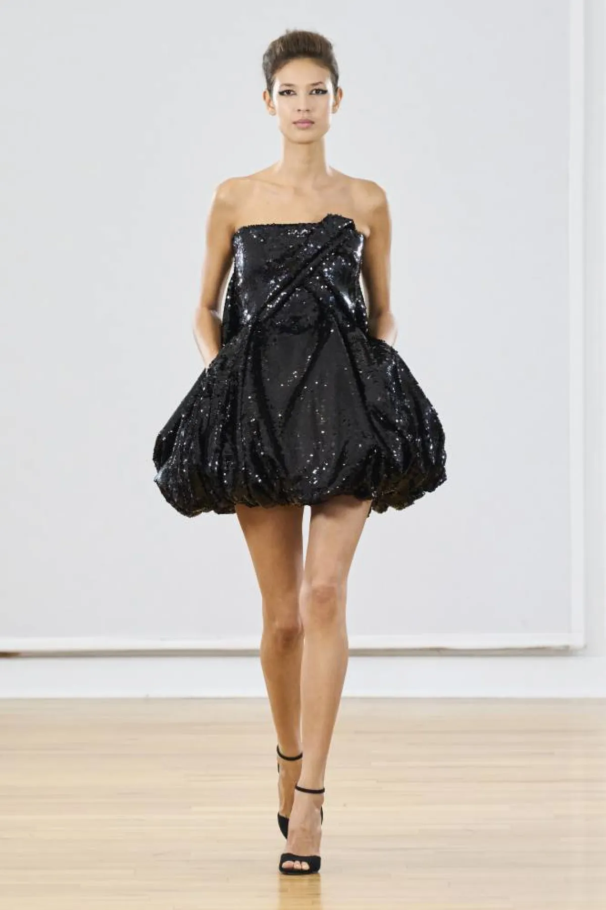  فساتين سهرة برّاقة من عروض الأزياء الراقية خريف 2022