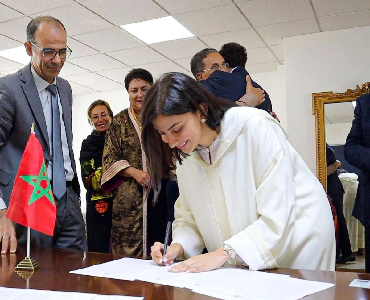 غيثة العلاكي زوجة سعد لمجرد أثناء التوقيع على عقد زواجهما - صورة من حساب سعد على انستغرام