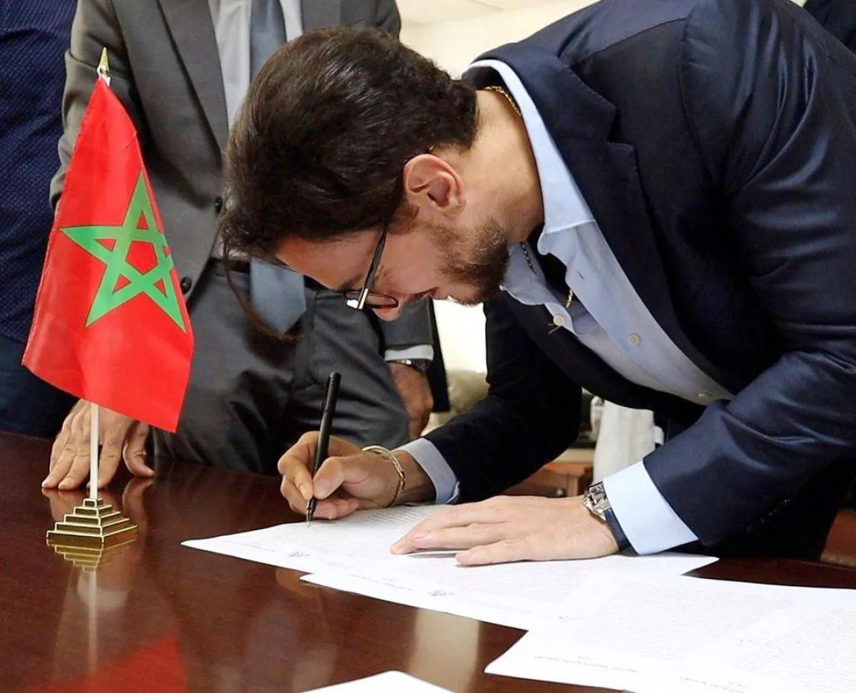 سعد لمجرد أثناء التوقيع على عقد زواجهما - صورة من حسابه على انستغرام