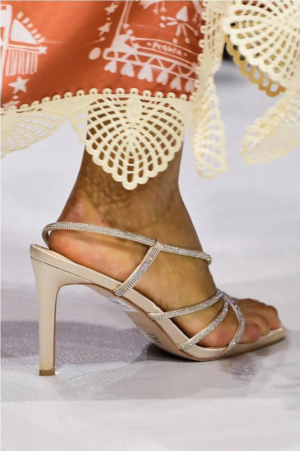 موديلات أحذية كعب عالٍ من عروض خريف 2022 من يرلا Perla